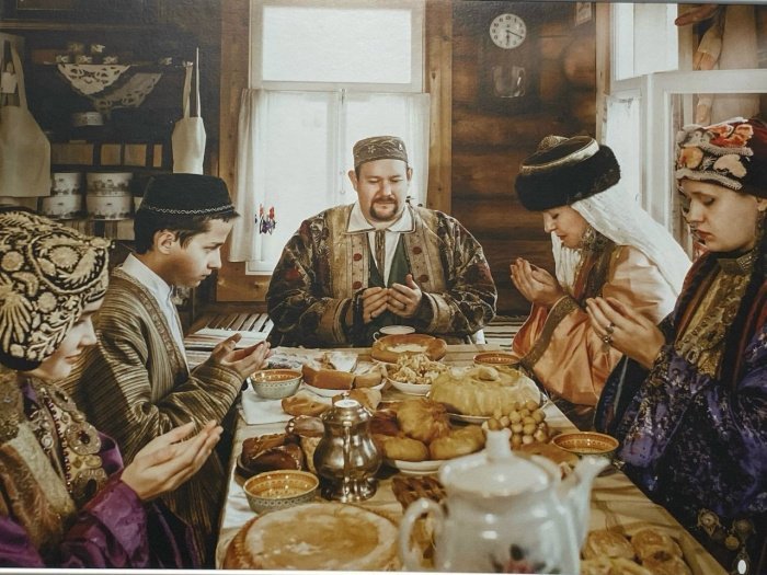 Кулакова Екатерина из серии работ "В гостях у татар". Фото с выставки «Этнографическая мозаика татарского народа»