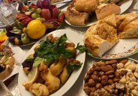  Можно ли спрашивать о халяльности еды в гостях? 