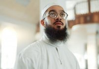 Становится ли мусульманин неверующим, если совершит грех?