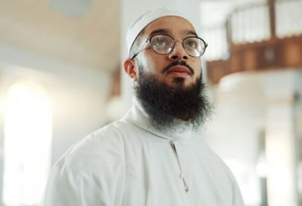 Становится ли мусульманин неверующим, если совершит грех?