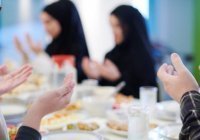 Следуем сунне: адабы принятия пищи (Видео)