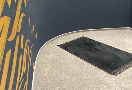 Как поступить, если во время намаза по ошибке встал на пятый ракаат?