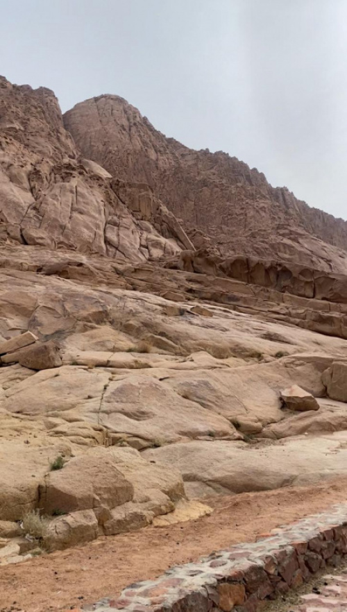 Гора Синай, по пути у которой Пророк ﷺ останавливался для молитвы во время Ночного путешествия. Фото: Ислам-тудей