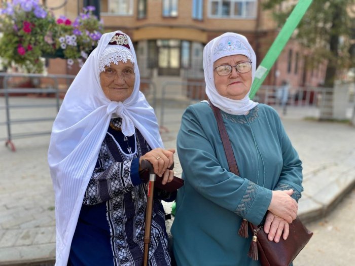 Скромность как традиция: платок как мост между культурами и поколениями