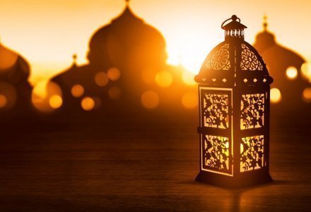 Огни Рамадана: как появилась традиция украшать мечети светильниками?