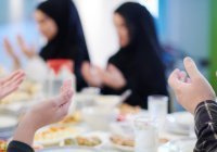 Можно ли есть перед постящимся?