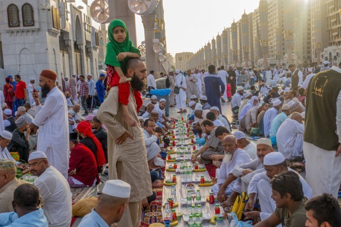 Мусульмане ждут начала ифтара в мечети Пророка в Медине (Саудовская Аравия). Фото: shutterstock.com, автор: PIXELGRAPH MEDIA LLP