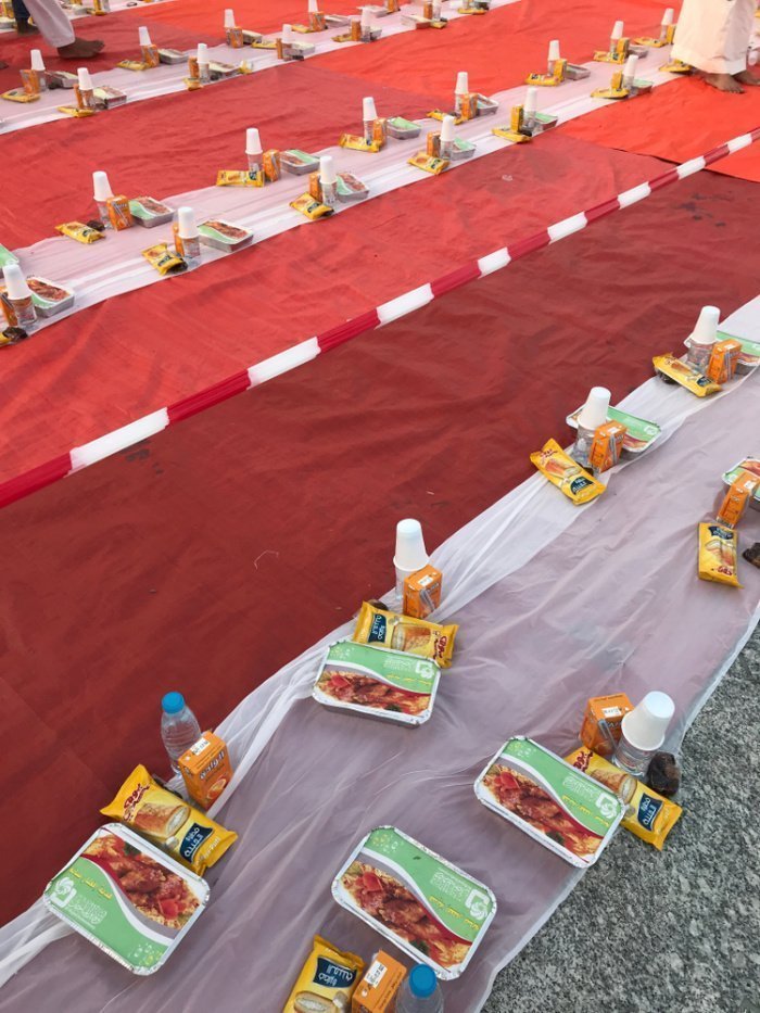 Ифтар в Медине, все продукты предоставляются постящимся анонимными благотворителями. Фото: shutterstock.com, автор: ahmad.faizal