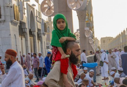 Уникальные кадры: самая большая трапеза разговения в мире (Фото)