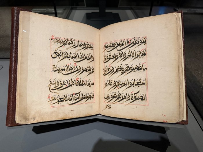 Мусхаф Корана. Музей исламского искусства Доха (Катар). Фото: Роман Зиякаев