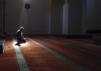 В чем разница между мольбой притесненного и сихром (колдовством)?