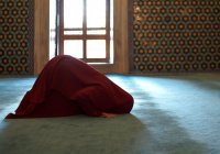 «Выстаивать намаз»: смысл икамы и хушу в исламе