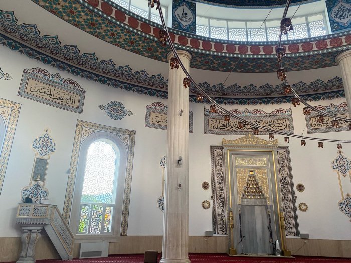 Мечеть Хузур в Кемере – оазис покоя на берегу моря (Фото)