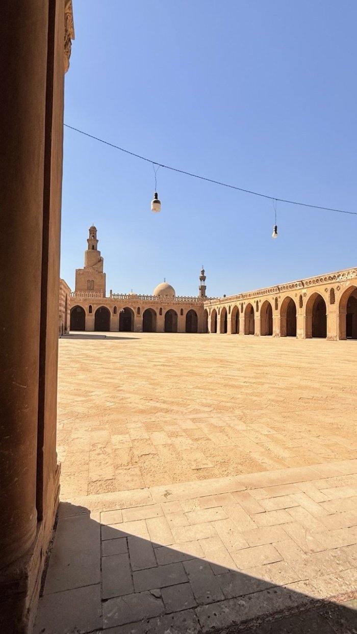Мечеть Ибн Тулуна: живая история исламской архитектуры в сердце Каира (Фото)