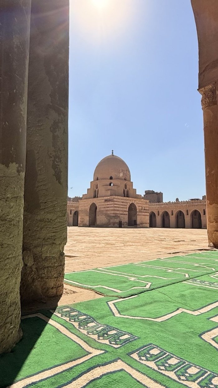 Мечеть Ибн Тулуна: живая история исламской архитектуры в сердце Каира (Фото)