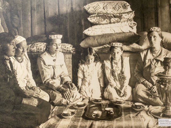 Чаепитие. Казанская губерния, с.Большая Атня. Фото из Нацмузея РТ. Чаепитие. Казанская губерния, с.Большая Атня. Фото из Нацмузея РТ.