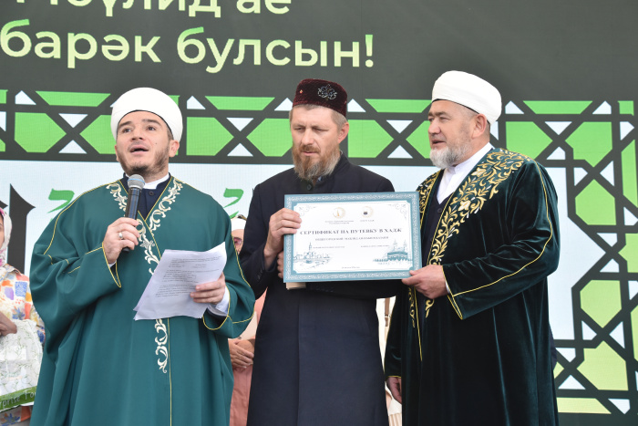 Празднование Мавлида в Казани: путевки в хадж, портфели первоклассникам и халяль-ярмарка (Фоторепортаж)