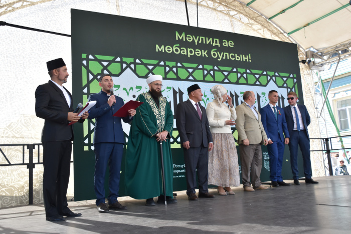 Празднование Мавлида в Казани: путевки в хадж, портфели первоклассникам и халяль-ярмарка (Фоторепортаж)