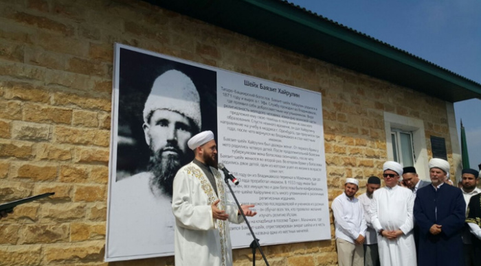 Торжественное открытие мечети имени Баязида хазрата Хайруллина в поселке Тарки г.Махачкалы с участием муфтия Республики Татарстан Камилем хазратом Самигуллиным. Фото из книги "Тасаввуф" Н. Сабиров
