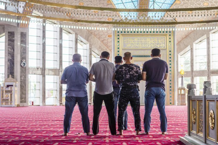 Фото: Andrii Lutsyk / shutterstock.com. Подробнее: https://islam-today.ru/veroucenie/veroubezdenie/bezmahzabnost-vsedozvolennost-i-vrazda-kak-stanovatsa-vahhabitami-klin-klinom-ili-kak-protivostoat-vahhabizmu-borotsa-za-kazdogo-kak-protivostoat-vahhabizmu-krasnyj-flag-kak-uberec-molodez-ot-vahhabizma/