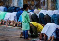 Допускается ли читать намаз в потной одежде?