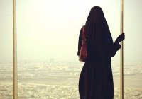 Как должна вести себя мусульманка вне дома?