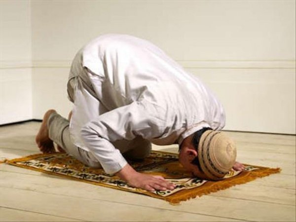 Соблюдене пятикратной молитвы необходимо для каждого праведного мусульманина