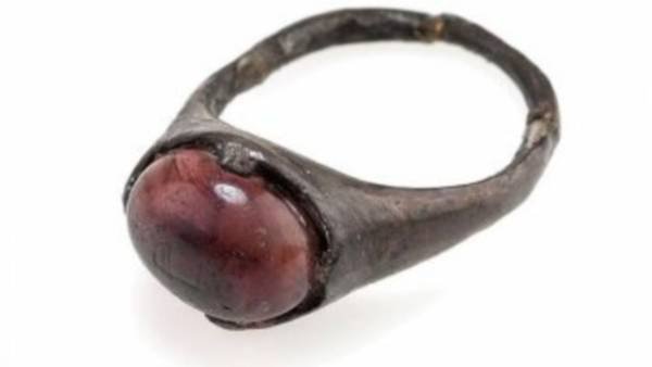Фото дня: В древней могиле викингов нашли кольцо с надписью «Для Аллаха»