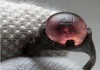 Фото дня: В древней могиле викингов нашли кольцо с надписью «Для Аллаха»