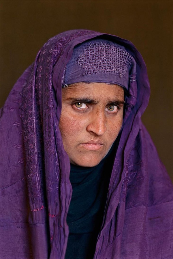 Как знаменитая афганская девочка выглядит сегодня? 