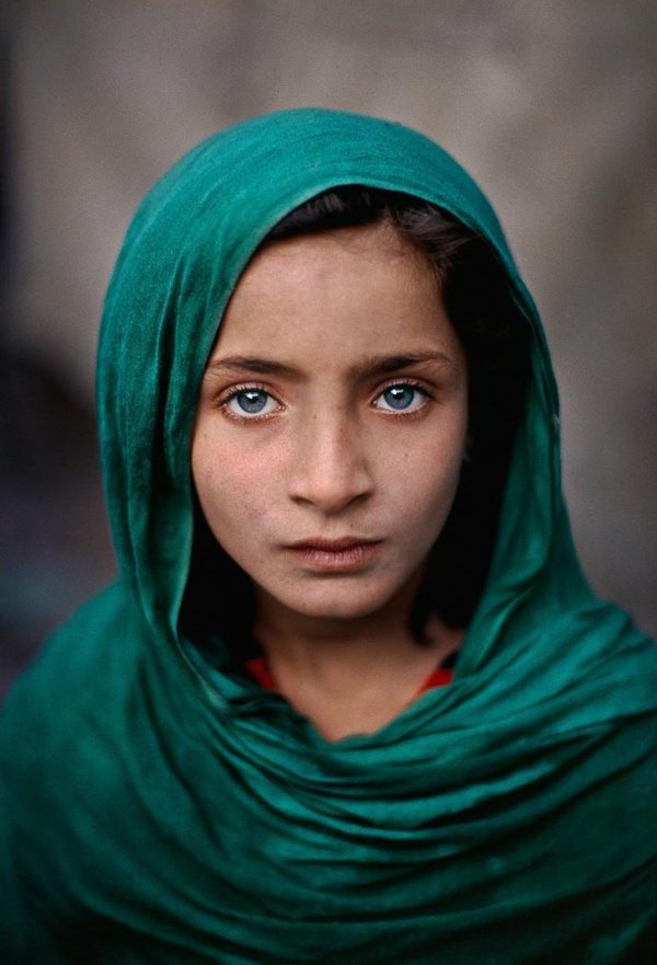 Как знаменитая афганская девочка выглядит сегодня? 