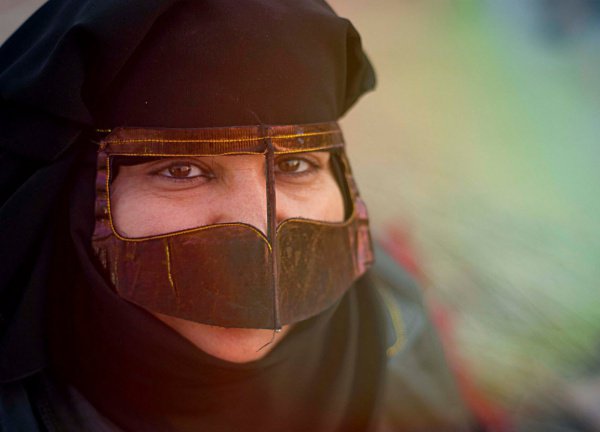 Для чего арабские женщины носят золотые маски? 