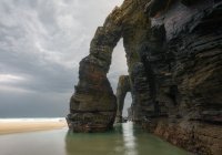 Где находится знаменитый висящий в воздухе камень (Хаджару-Муалляк)?