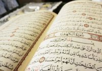 Дозволено ли читать Коран лежа?