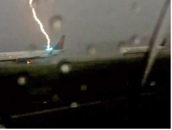 Пассажир снял на камеру телефона удар молнии в самолет.