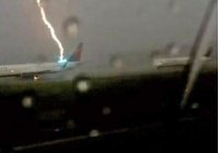 Пассажир снял на камеру телефона удар молнии в самолет