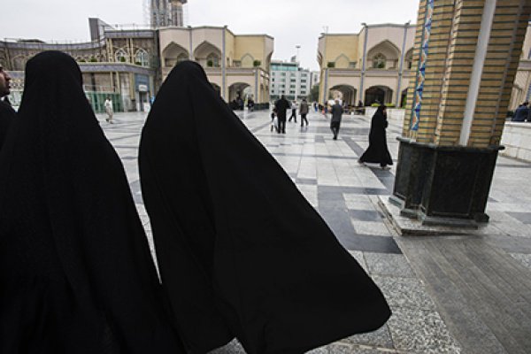 Все женщины на территории Ирана обязаны носить хиджаб, покрывающий голову и шею