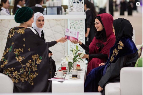 300 исламских дизайнеров представили наряды поразительной красоты (ФОТО)