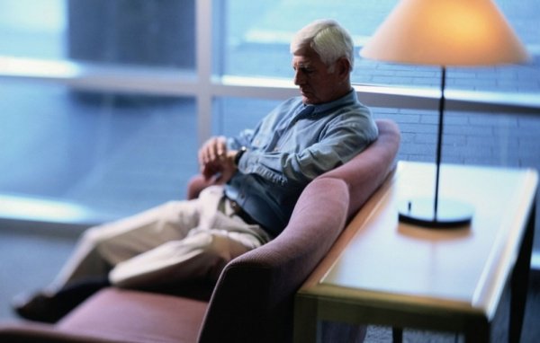 Ученые выяснили, почему пожилые люди страдают бессонницей и рано просыпаются.