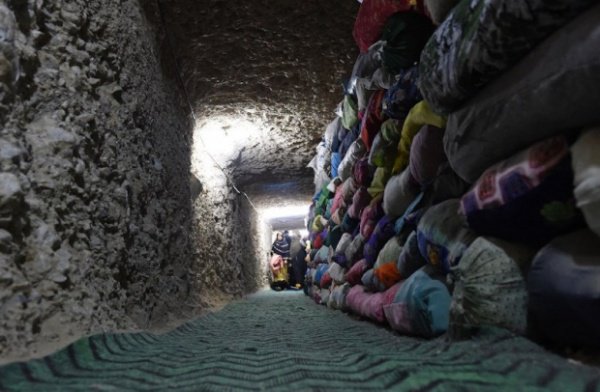Подземные тоннели с мешками Коранов.
