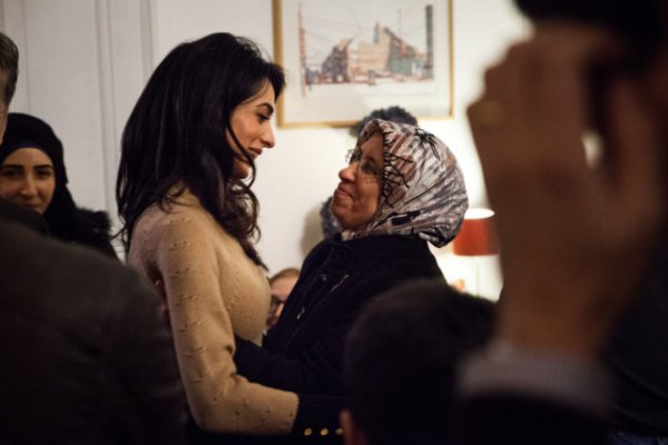 Амаль Клуни с сирийской женщиной.