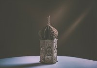 Может ли человек, который не совершает намаз, держать пост в Рамадан?