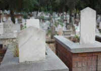 Дозволяет ли ислам хоронить умерших в гробу? 