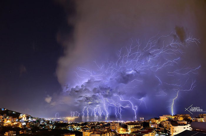 Потрясающая молния в небе над Бейрутом