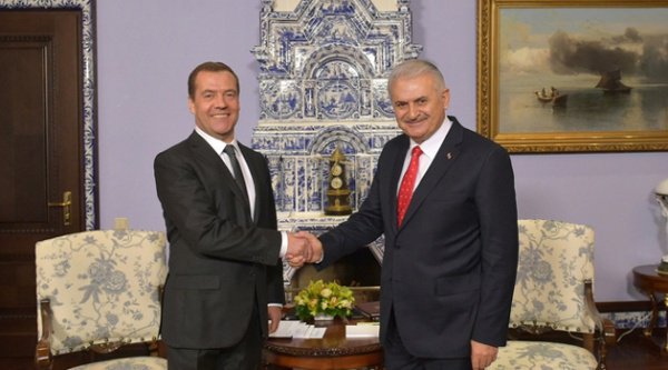Премьер-министр Турции Бинали Йылдырым вместе с премьером-министром РФ Дмитрием Медведевым