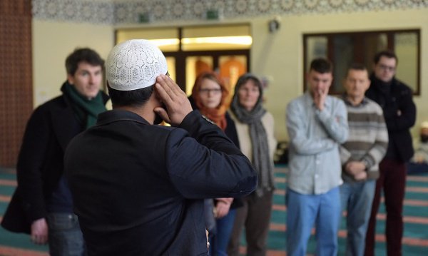 Тысячи немусульман заполнили мечети Британии