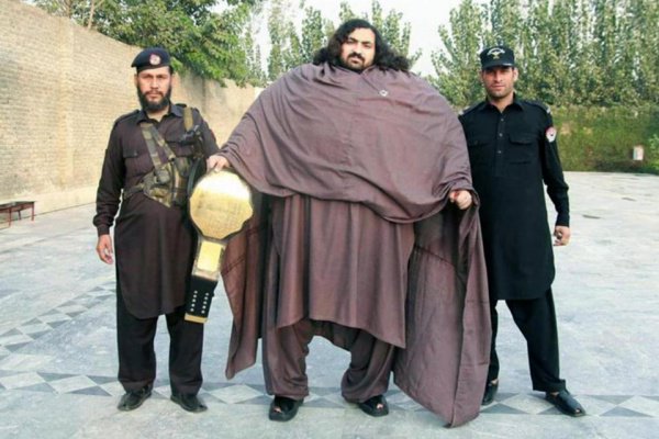 Этот пакистанец весит почти полтонны, а поднимает - 4500 килограмм!