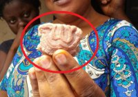 Жительница Лагоса не поверила глазам, когда увидела слово "Аллах" на мясе, сваренном для детей