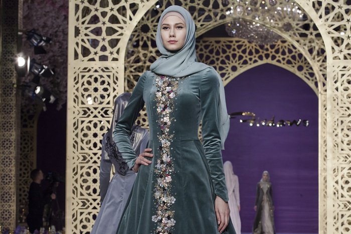 Дочь Рамзана Кадырова представила свою первую коллекцию мусульманских вечерних нарядов