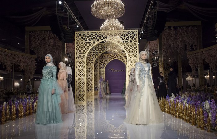 Дочь Рамзана Кадырова представила свою первую коллекцию мусульманских вечерних нарядов